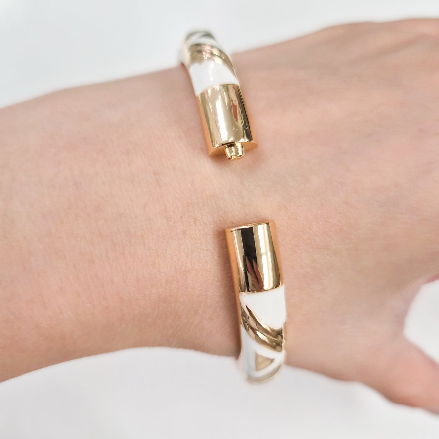 8 mm Triangle Pattern Enamel Bangle