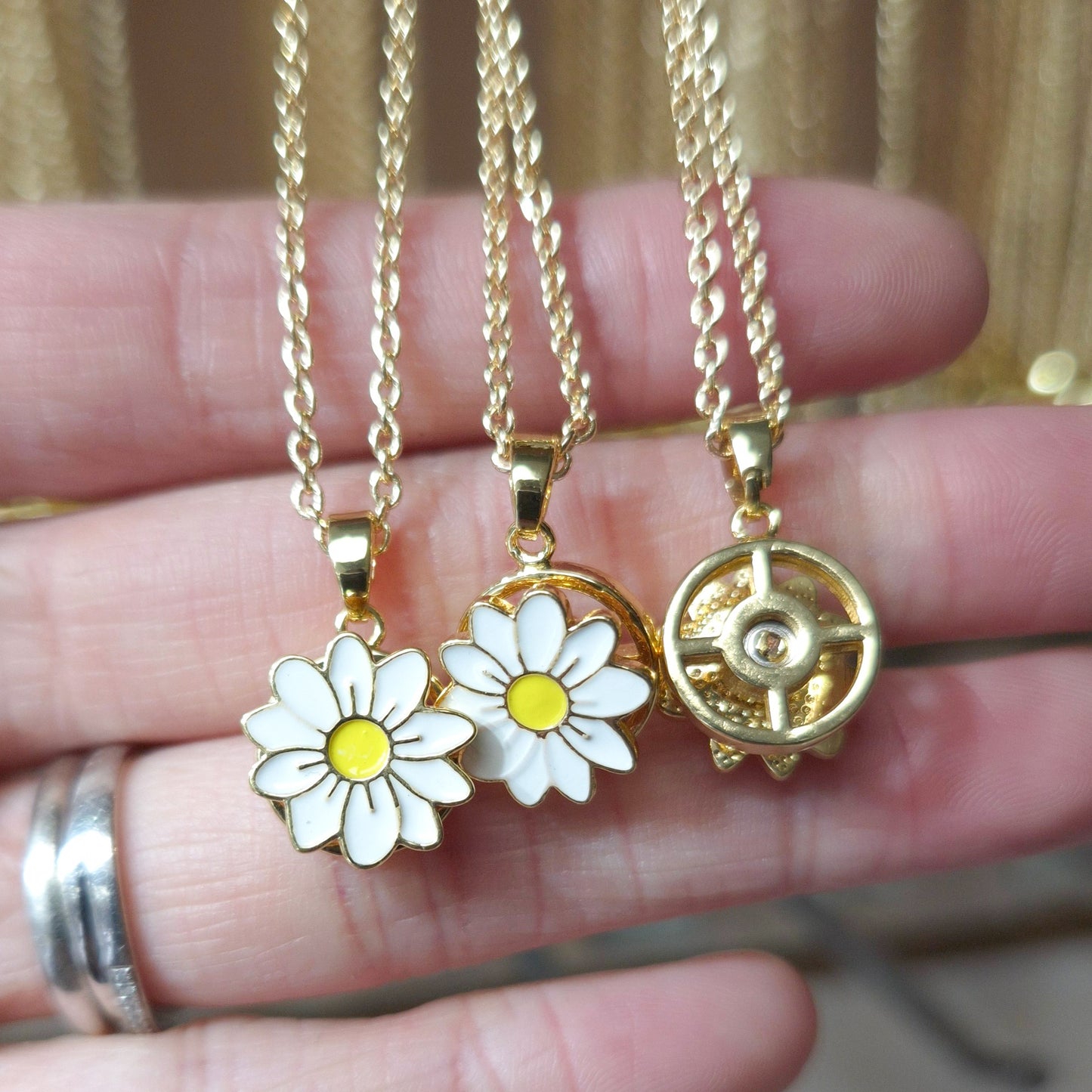 Mini Daisy Spinner Necklace